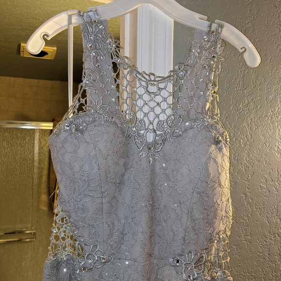 Glitter and lace sheath gown - Picture 6 of 10